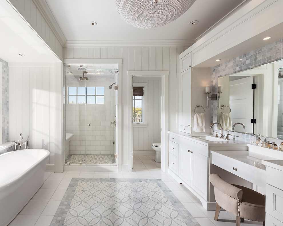 Inspiration för stora klassiska en-suite badrum, med vita skåp, marmorbänkskiva, ett fristående badkar, en dusch i en alkov, mosaik, vita väggar, luckor med infälld panel, flerfärgad kakel och ett undermonterad handfat