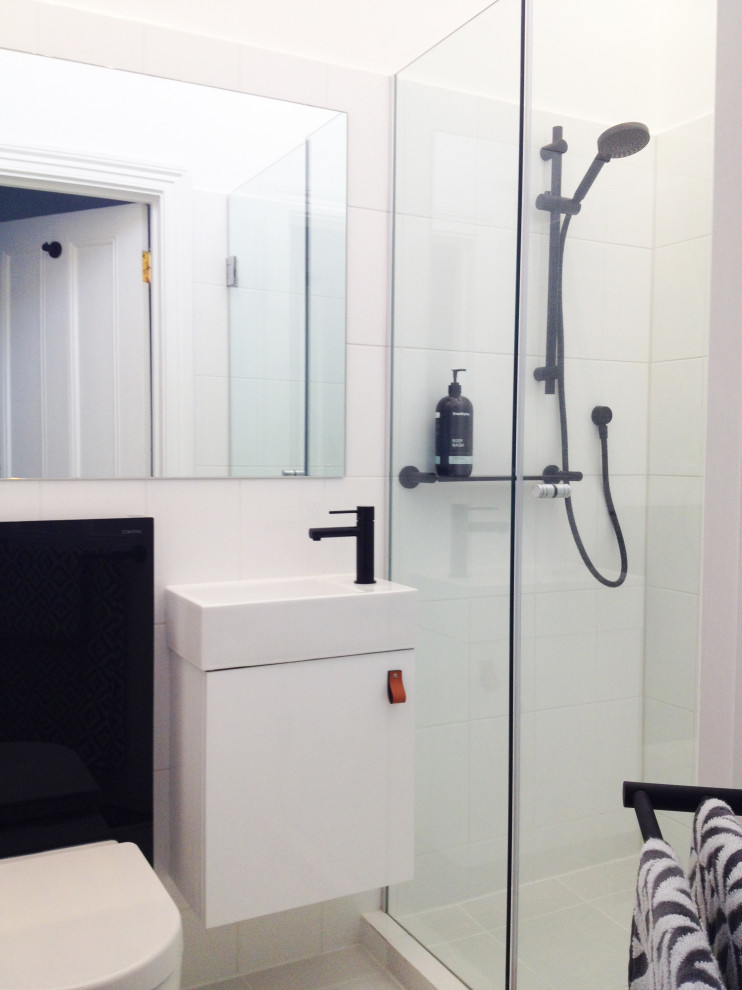 Kleines Skandinavisches Badezimmer mit weißen Fliesen, Porzellanfliesen, weißer Wandfarbe, Porzellan-Bodenfliesen, integriertem Waschbecken, weißem Boden, weißer Waschtischplatte und schwebendem Waschtisch in Perth