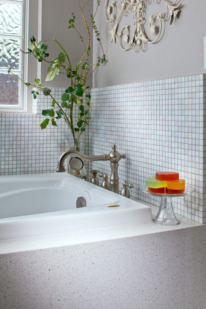 Exempel på ett litet klassiskt badrum med dusch, med ett undermonterad handfat, släta luckor, vita skåp, ett badkar i en alkov, vit kakel, glaskakel och beige väggar