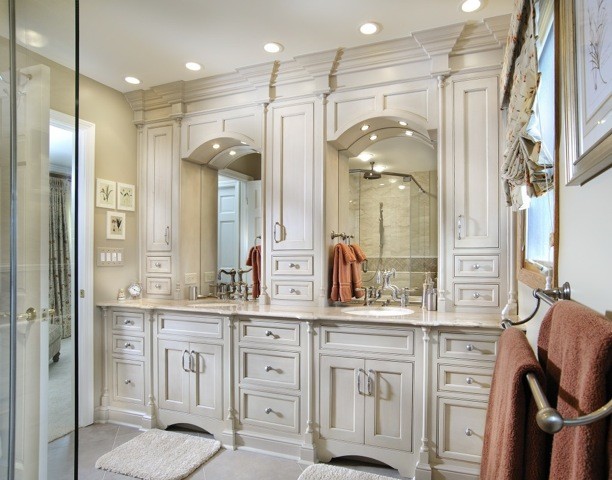 Стильный дизайн: главная ванная комната среднего размера в классическом стиле с фасадами с утопленной филенкой, бежевыми фасадами, угловым душем, бежевыми стенами и врезной раковиной - последний тренд