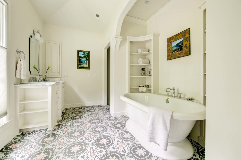 Mediterranes Badezimmer En Suite mit weißen Schränken, Marmor-Waschbecken/Waschtisch, freistehender Badewanne und weißer Wandfarbe in Nashville