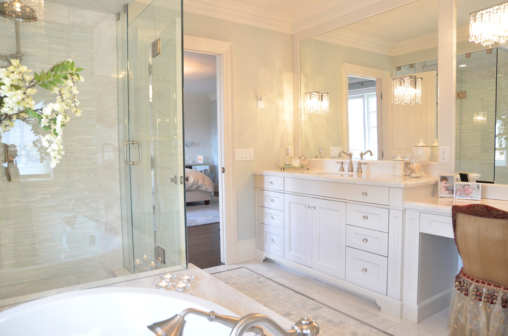 Exempel på ett mellanstort klassiskt vit vitt en-suite badrum, med luckor med infälld panel, vita skåp, ett platsbyggt badkar, en hörndusch, grå kakel, stickkakel, blå väggar, marmorgolv, ett undermonterad handfat, marmorbänkskiva, grått golv och dusch med gångjärnsdörr