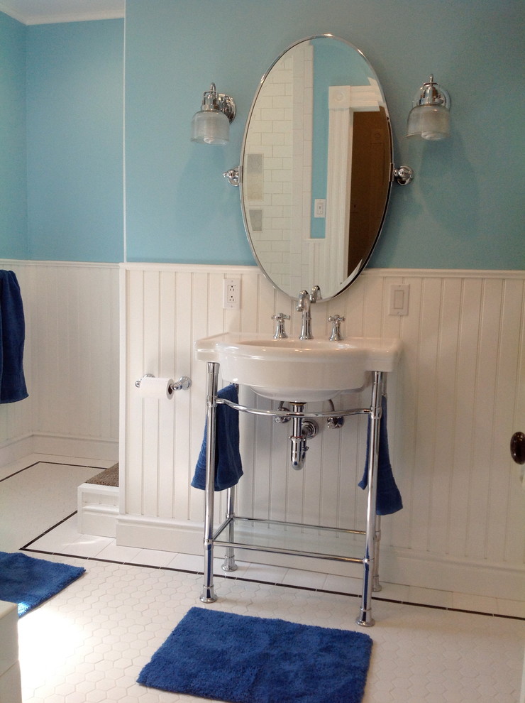 На фото: ванная комната среднего размера в классическом стиле с открытыми фасадами, синими стенами, душевой кабиной, монолитной раковиной, столешницей из искусственного камня, белым полом, накладной ванной, угловым душем, раздельным унитазом, белой плиткой, плиткой кабанчик, полом из керамической плитки и открытым душем с