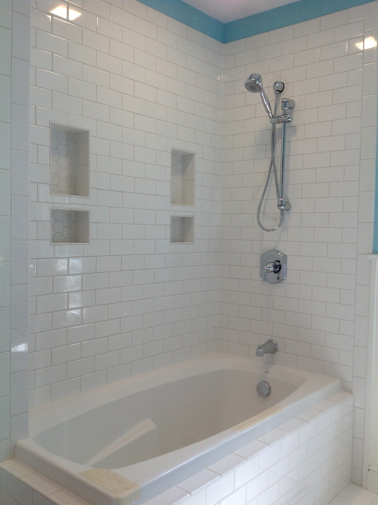 На фото: ванная комната среднего размера в классическом стиле с белой плиткой, раздельным унитазом, синими стенами, полом из керамической плитки, открытыми фасадами, накладной ванной, угловым душем, плиткой кабанчик, душевой кабиной, монолитной раковиной, столешницей из искусственного камня, белым полом и открытым душем с