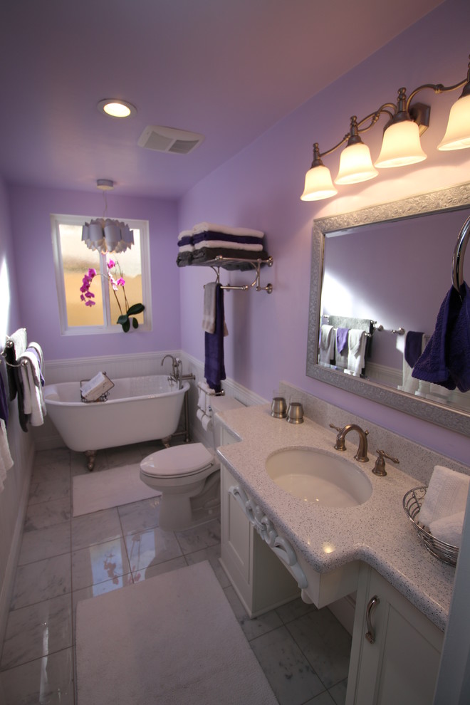 На фото: ванная комната среднего размера в классическом стиле с врезной раковиной, фасадами с декоративным кантом, белыми фасадами, столешницей из искусственного кварца, ванной на ножках, раздельным унитазом, серой плиткой, каменной плиткой, фиолетовыми стенами, мраморным полом и душевой кабиной