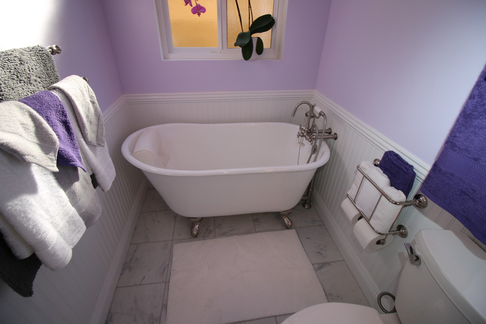 他の地域にある中くらいなトラディショナルスタイルのおしゃれなバスルーム (浴槽なし) (アンダーカウンター洗面器、インセット扉のキャビネット、白いキャビネット、クオーツストーンの洗面台、猫足バスタブ、分離型トイレ、グレーのタイル、石タイル、紫の壁、大理石の床) の写真