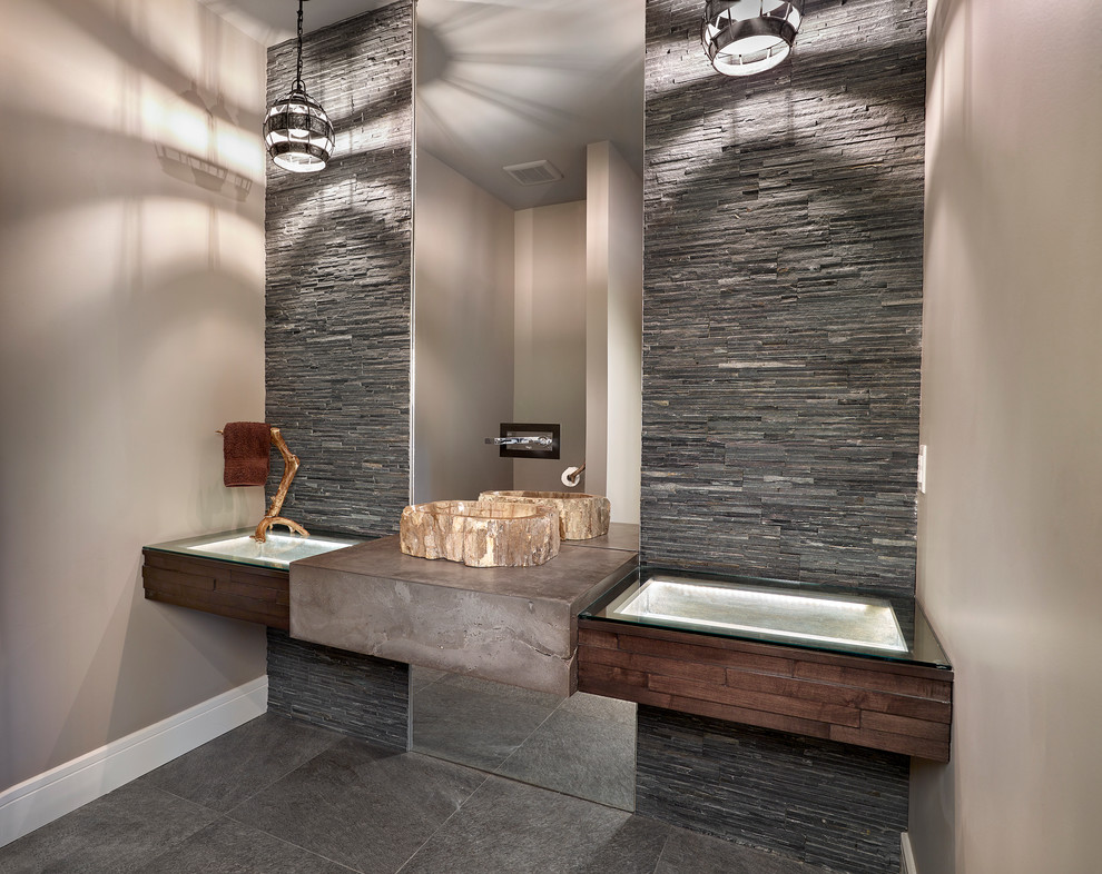 Imagen de cuarto de baño rural de tamaño medio con sanitario de una pieza, baldosas y/o azulejos multicolor, aseo y ducha y lavabo de seno grande