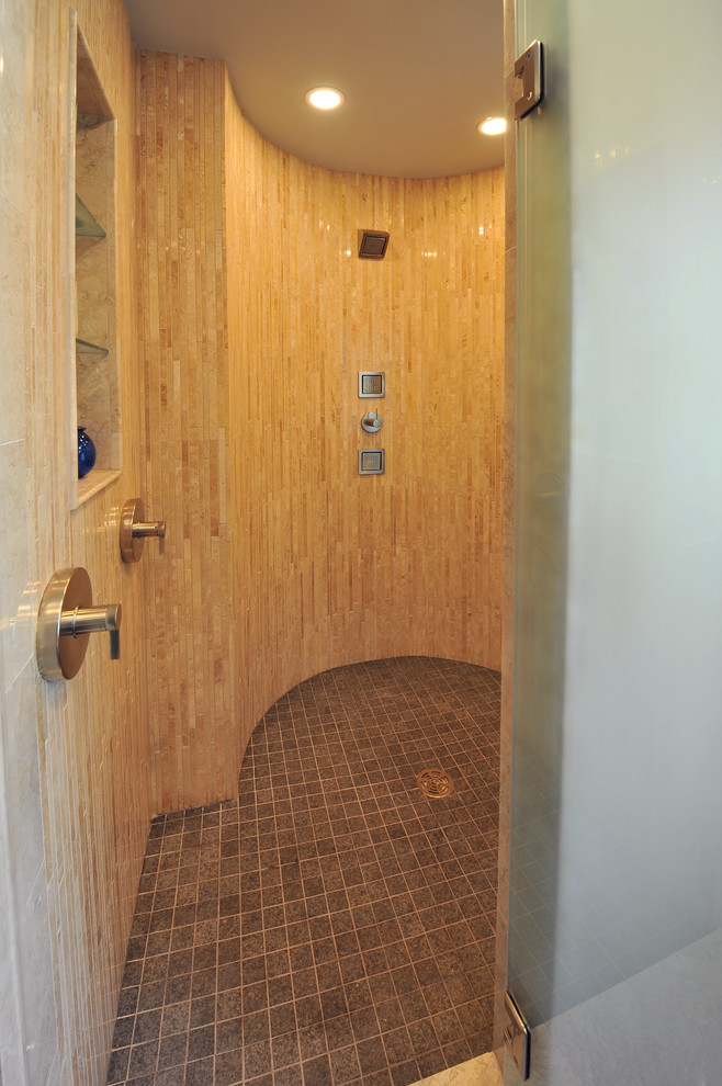 Источник вдохновения для домашнего уюта: главная ванная комната среднего размера в современном стиле с душем в нише и душем с распашными дверями