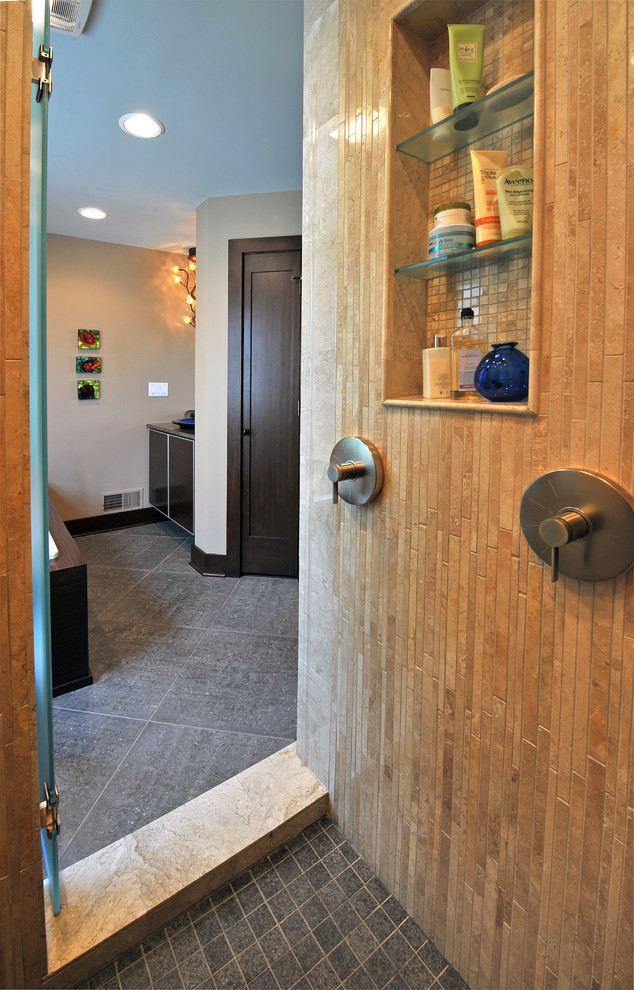 Idee per una stanza da bagno padronale minimal di medie dimensioni con vasca da incasso, doccia alcova, pavimento con piastrelle in ceramica, pavimento marrone e porta doccia a battente