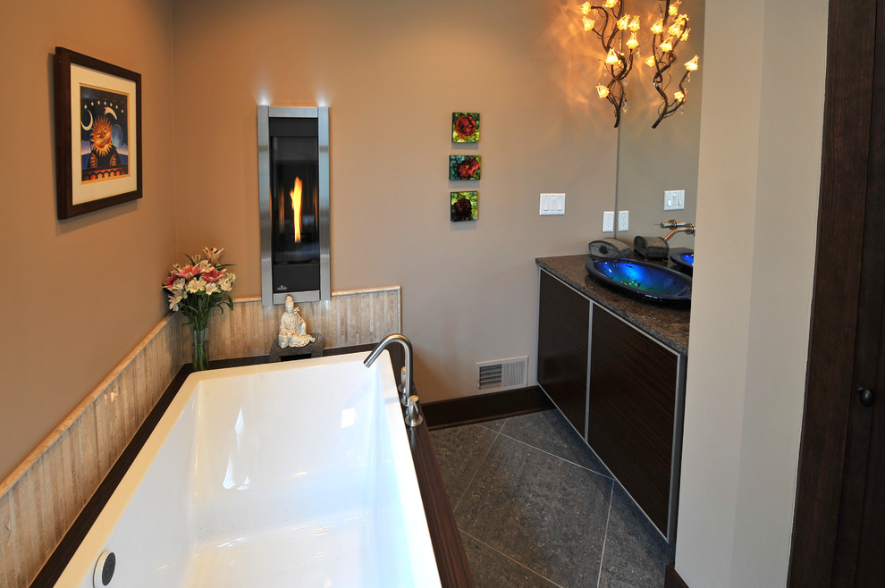 На фото: главная ванная комната среднего размера в современном стиле с бежевой плиткой, керамической плиткой, столешницей из гранита и коричневой столешницей с