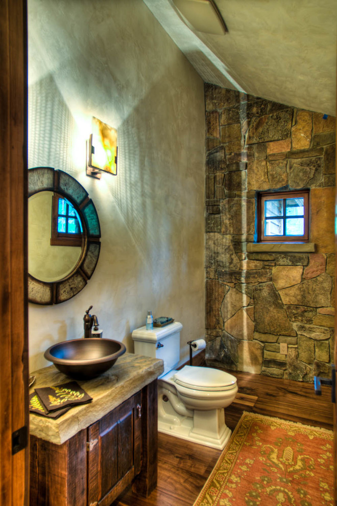Idéer för stora rustika en-suite badrum, med ett undermonterad handfat, skåp i mellenmörkt trä, ett badkar i en alkov, en dusch/badkar-kombination, grå kakel, beige väggar och klinkergolv i keramik
