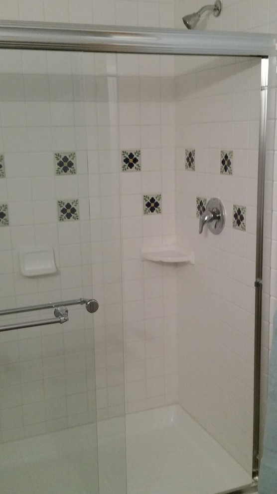 Cette photo montre une salle de bain chic.