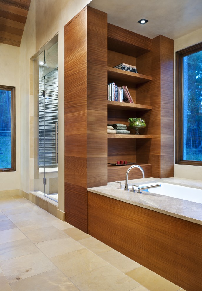 Inspiration för moderna badrum, med ett badkar i en alkov och en dusch i en alkov