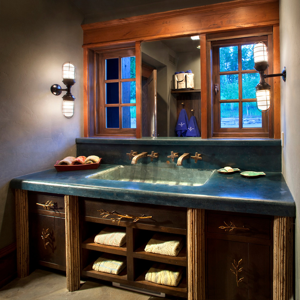 Стильный дизайн: ванная комната в стиле рустика с столешницей из бетона и бирюзовой столешницей - последний тренд