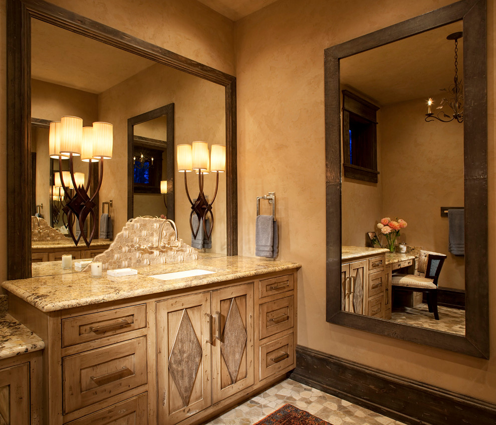 Источник вдохновения для домашнего уюта: ванная комната в стиле рустика с светлыми деревянными фасадами и фасадами с утопленной филенкой