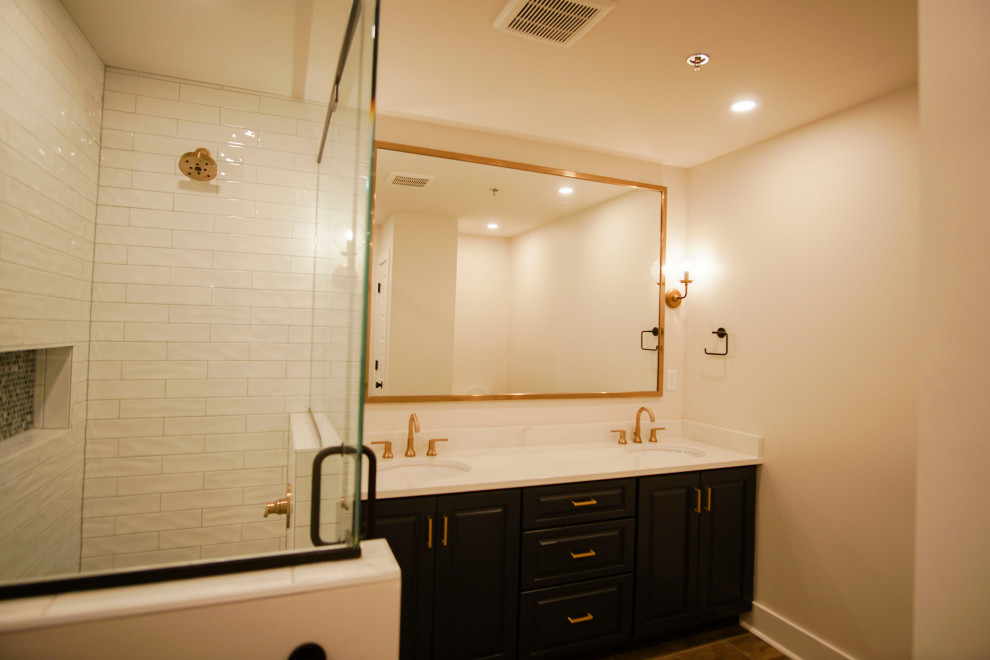 Idéer för mellanstora industriella vitt en-suite badrum, med luckor med upphöjd panel, skåp i mörkt trä, ett fristående badkar, en öppen dusch, en toalettstol med hel cisternkåpa, vit kakel, keramikplattor, vita väggar, vinylgolv, ett nedsänkt handfat, granitbänkskiva, brunt golv och dusch med gångjärnsdörr