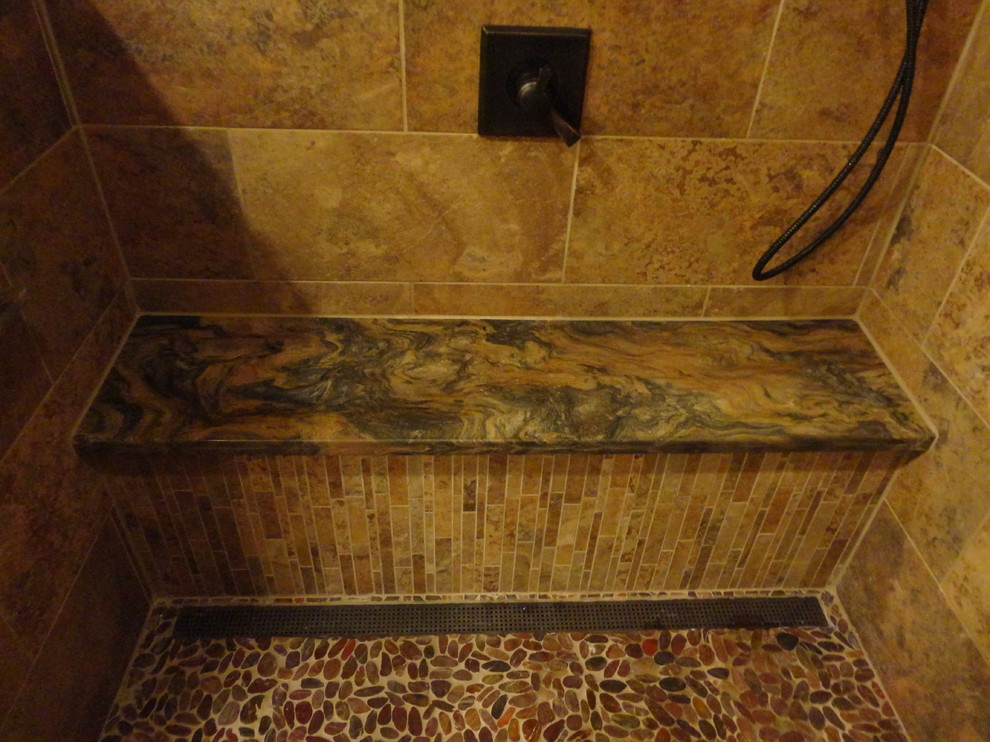 На фото: большая главная ванная комната в средиземноморском стиле с фасадами в стиле шейкер, темными деревянными фасадами, накладной ванной, душевой комнатой, бежевыми стенами, врезной раковиной и открытым душем с