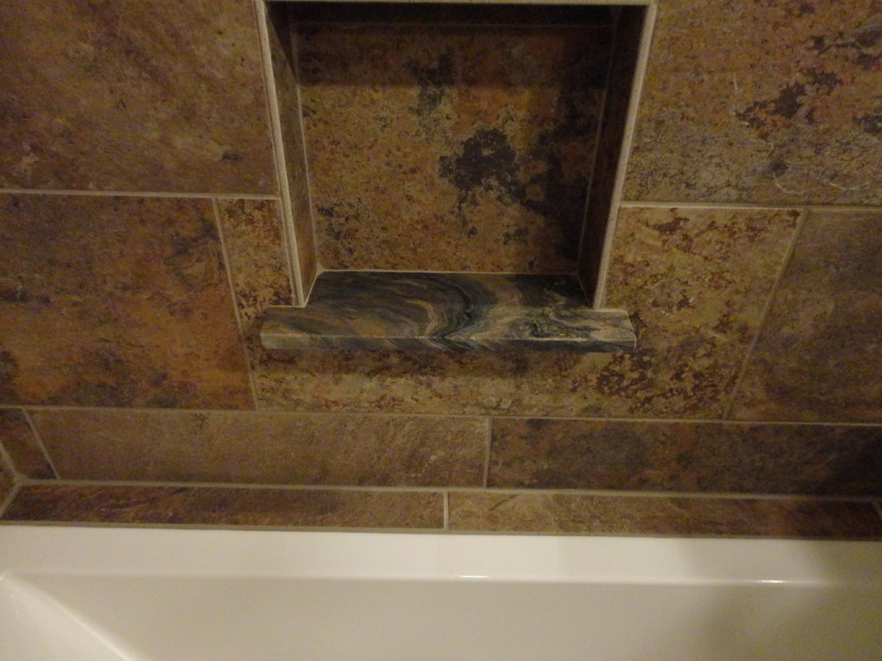 Immagine di una grande stanza da bagno padronale mediterranea con ante in stile shaker, ante in legno bruno, vasca da incasso, zona vasca/doccia separata, pareti beige, lavabo sottopiano e doccia aperta