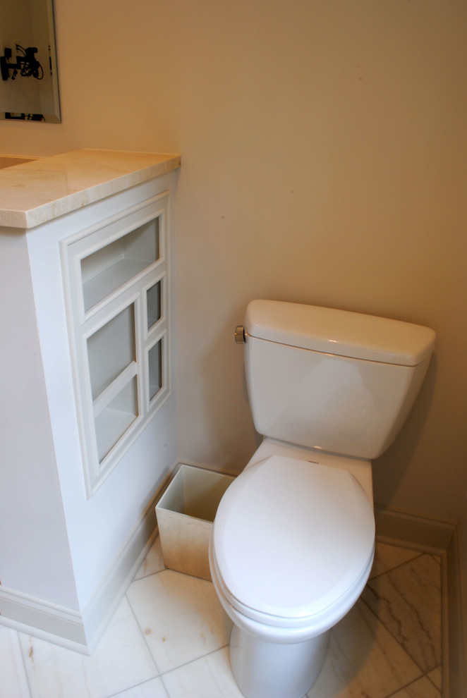 ローリーにあるトランジショナルスタイルのおしゃれな浴室の写真