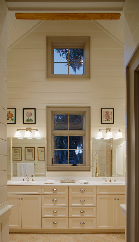 Foto på ett stort lantligt en-suite badrum, med luckor med infälld panel, beige skåp, vita väggar, beige kakel, klinkergolv i keramik och bänkskiva i akrylsten