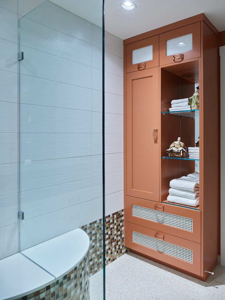 Свежая идея для дизайна: маленькая главная ванная комната в стиле фьюжн с фасадами в стиле шейкер, оранжевыми фасадами, угловым душем, белой плиткой, керамической плиткой, белыми стенами, полом из керамической плитки, врезной раковиной, мраморной столешницей, бежевым полом, душем с распашными дверями, коричневой столешницей, сиденьем для душа, тумбой под две раковины, встроенной тумбой и раздельным унитазом для на участке и в саду - отличное фото интерьера