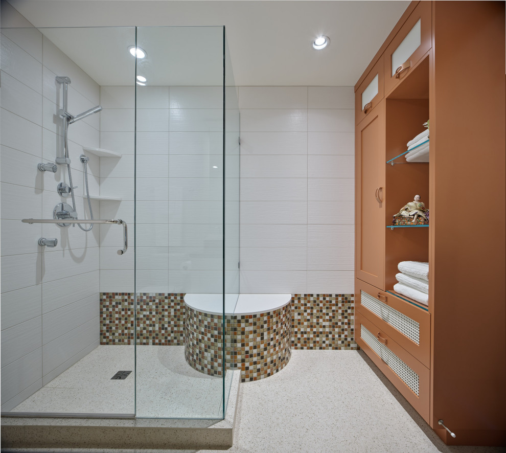 Идея дизайна: маленькая главная ванная комната в стиле фьюжн с фасадами в стиле шейкер, оранжевыми фасадами, угловым душем, раздельным унитазом, белой плиткой, керамической плиткой, белыми стенами, полом из керамической плитки, врезной раковиной, мраморной столешницей, бежевым полом, душем с распашными дверями, коричневой столешницей, сиденьем для душа, тумбой под две раковины и встроенной тумбой для на участке и в саду