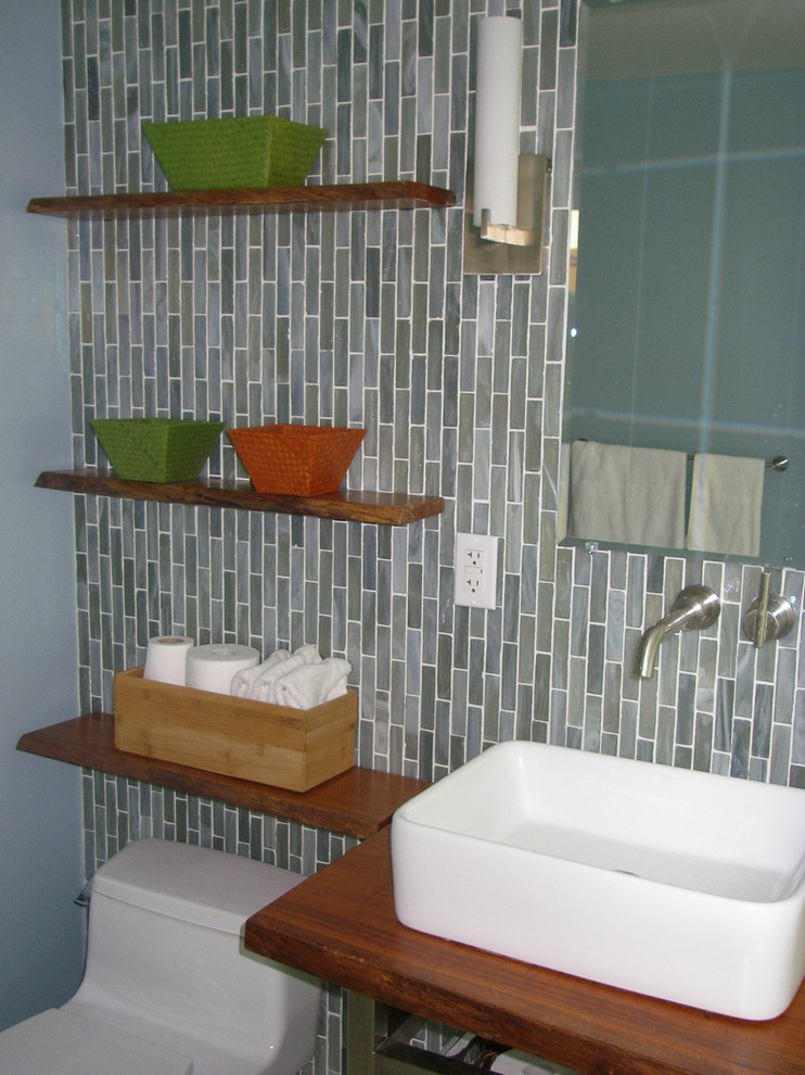 Idéer för små orientaliska en-suite badrum, med öppna hyllor, skåp i mellenmörkt trä, träbänkskiva, ett platsbyggt badkar, en öppen dusch, flerfärgad kakel, porslinskakel, blå väggar och klinkergolv i småsten