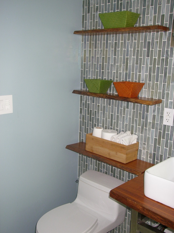 Cette photo montre une petite salle de bain principale asiatique en bois brun avec un placard sans porte, un plan de toilette en bois, une baignoire posée, une douche ouverte, un carrelage multicolore, des carreaux de porcelaine, un mur bleu et un sol en galet.