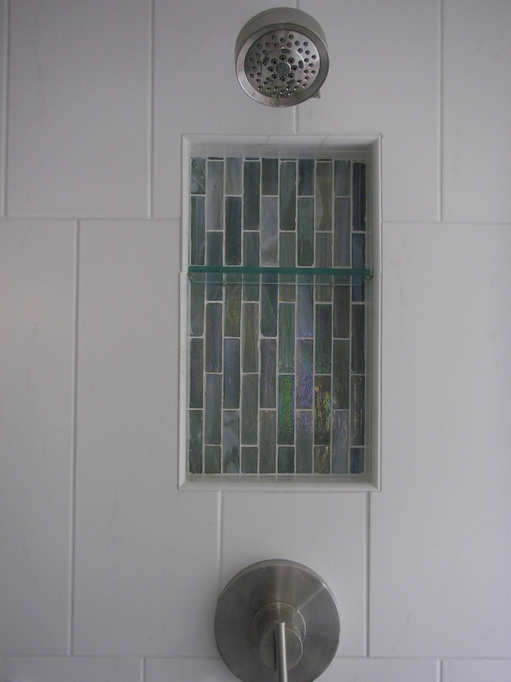 Exemple d'une petite salle de bain principale asiatique en bois brun avec un placard sans porte, un plan de toilette en bois, une baignoire posée, une douche ouverte, un carrelage multicolore, des carreaux de porcelaine, un mur bleu et un sol en galet.