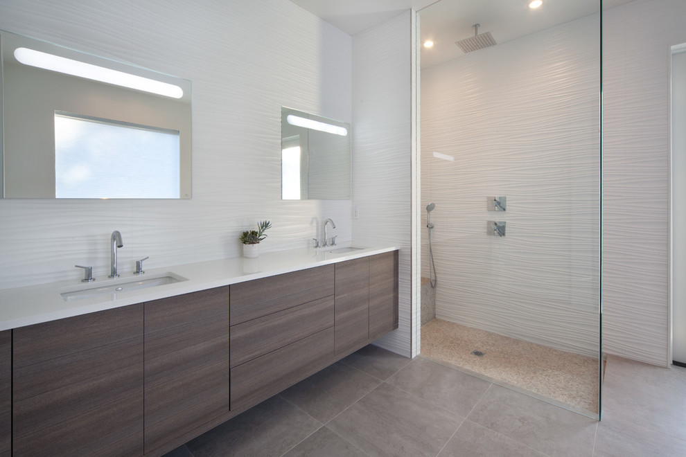Inspiration pour une salle de bain minimaliste avec un lavabo suspendu.