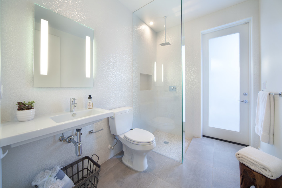 Foto di una stanza da bagno minimalista con lavabo sospeso