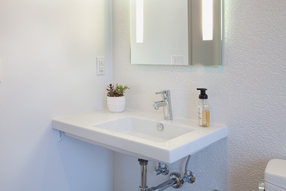Пример оригинального дизайна: ванная комната в стиле модернизм с подвесной раковиной