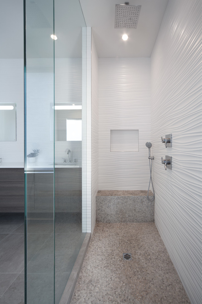 Modelo de cuarto de baño minimalista con lavabo suspendido