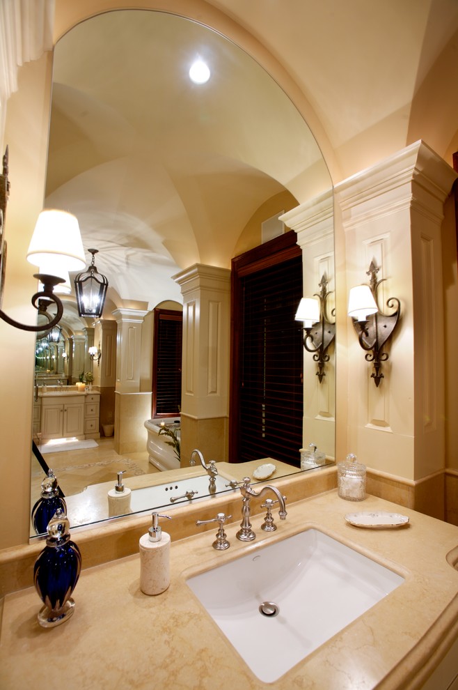 Idéer för mycket stora rustika en-suite badrum, med ett integrerad handfat, luckor med upphöjd panel, vita skåp, granitbänkskiva, ett fristående badkar, en öppen dusch, en toalettstol med hel cisternkåpa, beige kakel, stenkakel, beige väggar och travertin golv