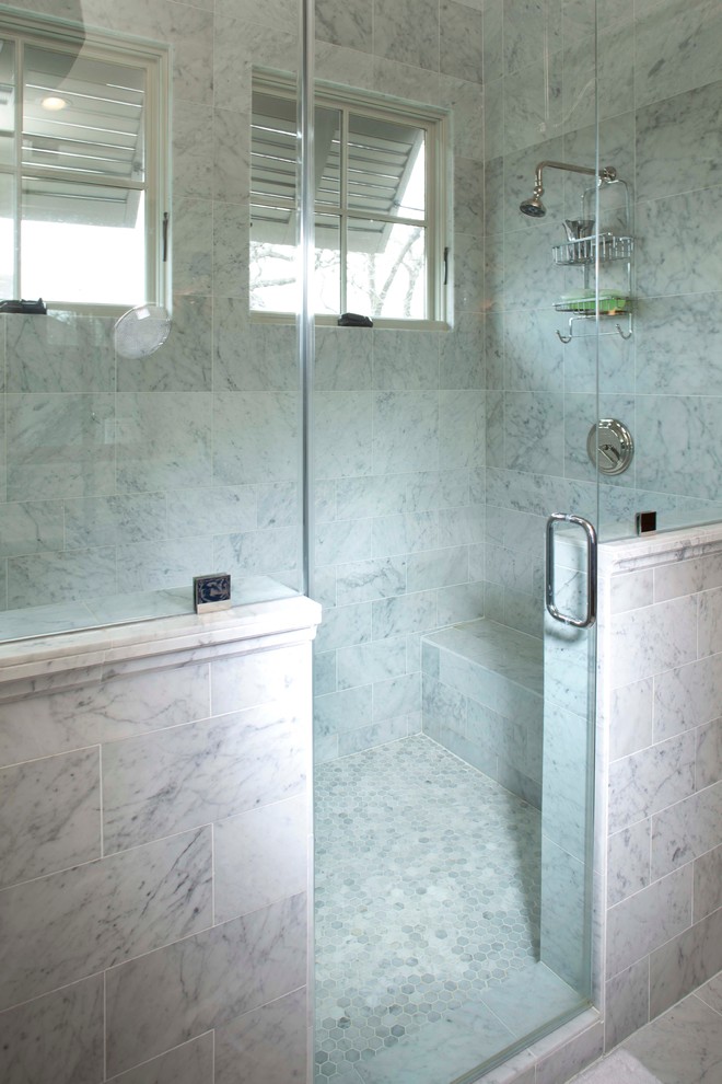 Foto de cuarto de baño principal clásico extra grande con ducha empotrada y ducha con puerta con bisagras