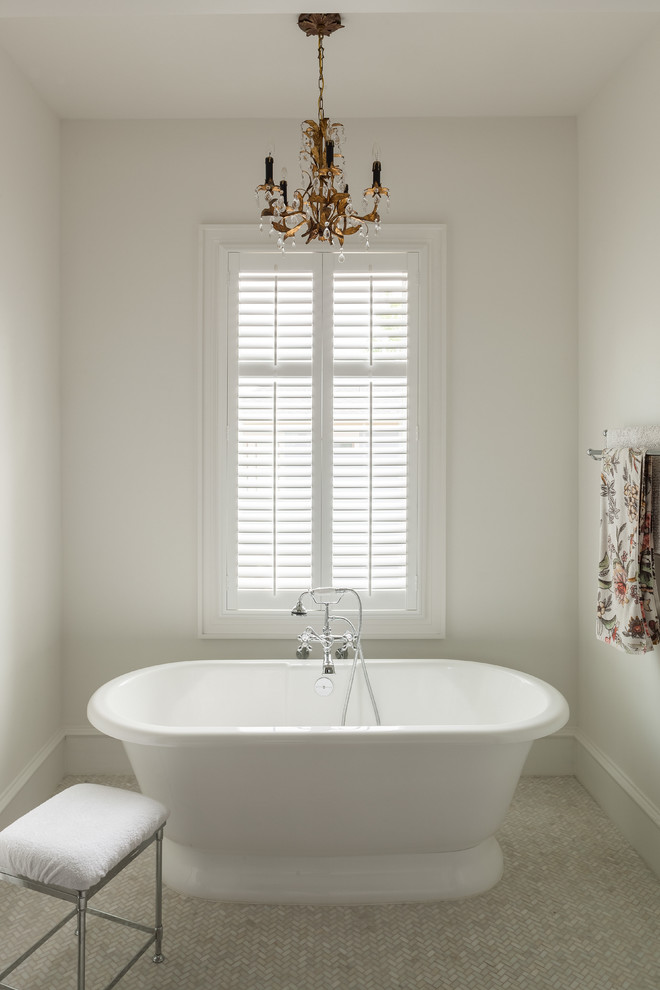 Inredning av ett klassiskt mycket stort grå grått en-suite badrum, med skåp i shakerstil, vita skåp, ett fristående badkar, vita väggar, mosaikgolv, ett undermonterad handfat, marmorbänkskiva och vitt golv