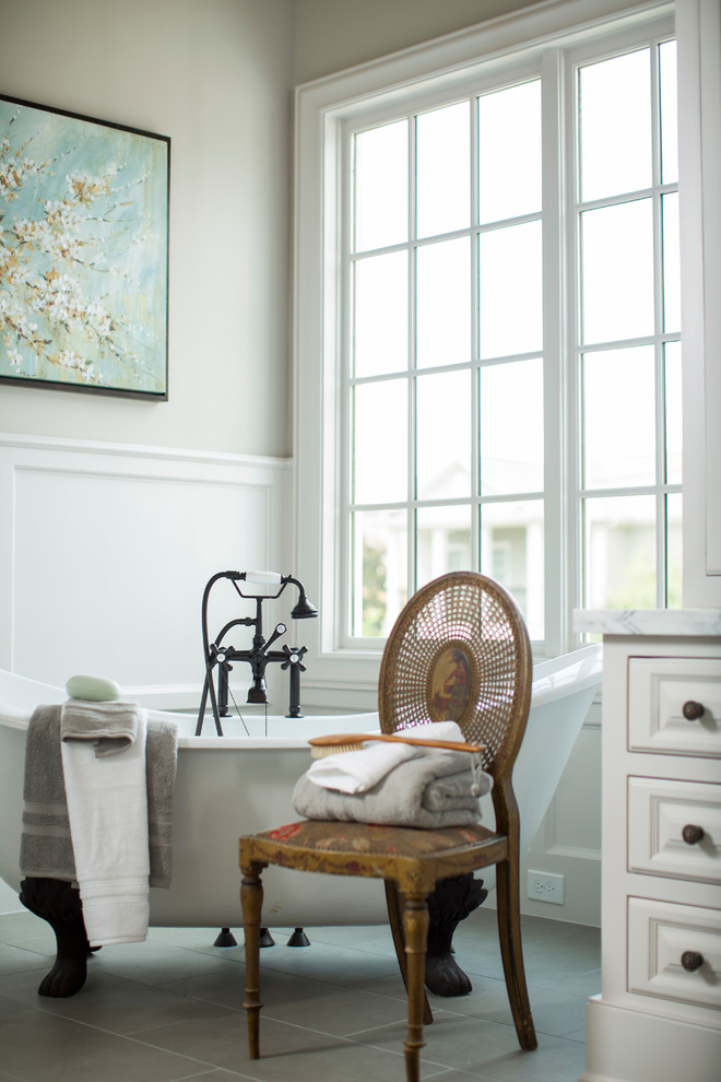 Inredning av ett klassiskt mycket stort grå grått en-suite badrum, med luckor med upphöjd panel, vita skåp, ett badkar med tassar, ett undermonterad handfat och marmorbänkskiva