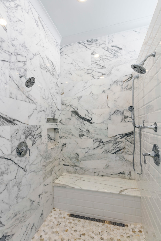 Cette image montre une grande salle de bain principale traditionnelle avec une baignoire indépendante, une douche à l'italienne, un carrelage noir et blanc, du carrelage en marbre, un sol en carrelage de terre cuite, un plan de toilette en marbre, un sol marron et un plan de toilette blanc.