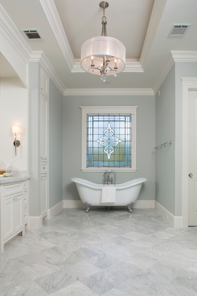 Источник вдохновения для домашнего уюта: огромная главная ванная комната в стиле неоклассика (современная классика) с фасадами с утопленной филенкой, белыми фасадами, ванной на ножках, серыми стенами, мраморным полом, мраморной столешницей, серым полом, серой столешницей, акцентной стеной, тумбой под две раковины, встроенной тумбой и кессонным потолком