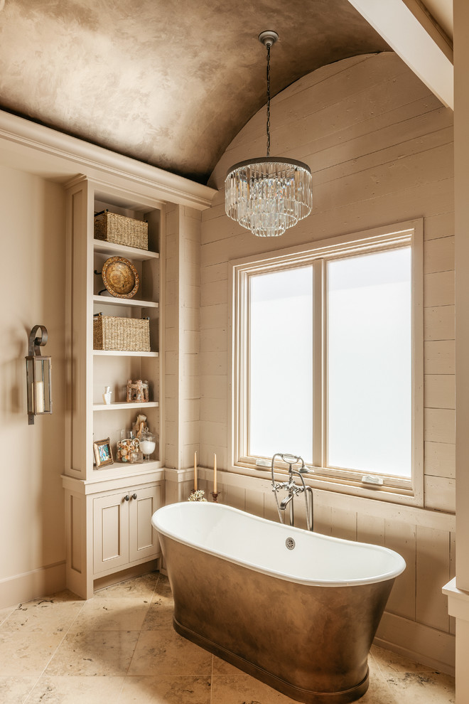 Esempio di un'ampia stanza da bagno padronale stile rurale con vasca freestanding, pareti beige, pavimento in marmo, pavimento beige, soffitto a volta e pareti in perlinato