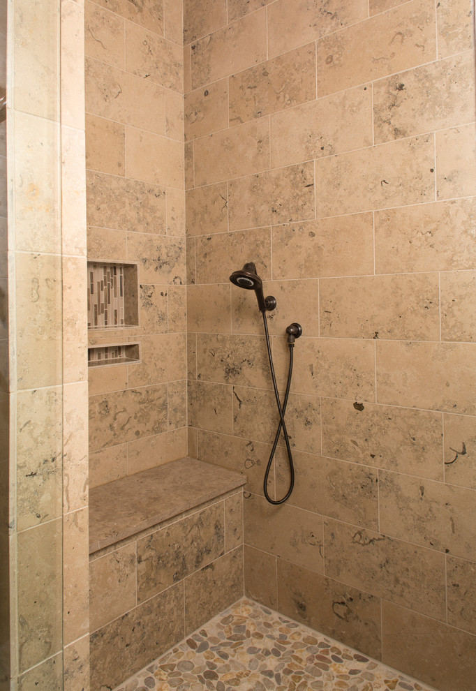 Modelo de cuarto de baño principal, abovedado y beige urbano extra grande con bañera exenta, paredes beige, suelo de mármol, suelo beige y machihembrado