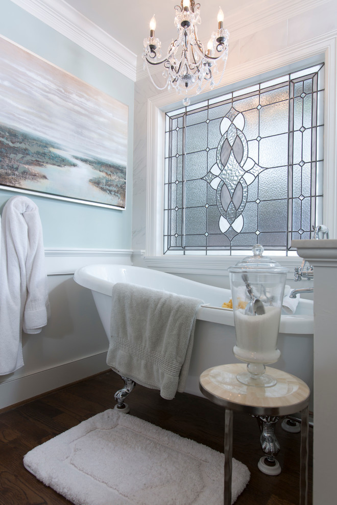Свежая идея для дизайна: огромная главная ванная комната в классическом стиле с ванной на ножках, паркетным полом среднего тона, коричневым полом, тумбой под две раковины, встроенной тумбой и окном - отличное фото интерьера