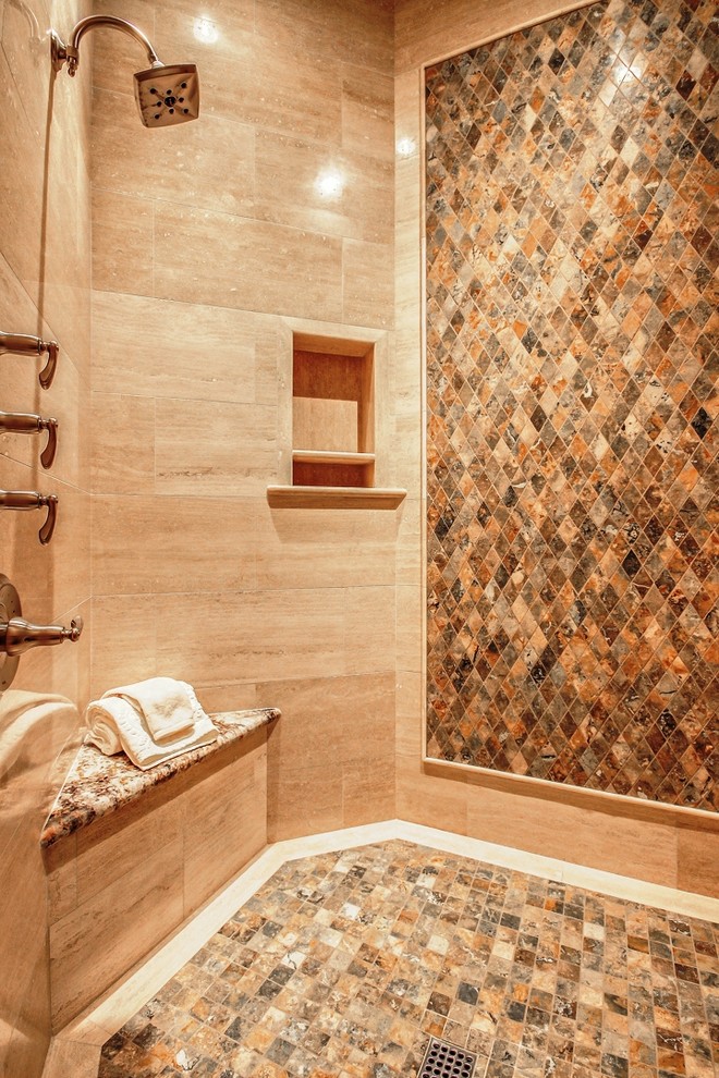 Foto di una grande stanza da bagno padronale american style con lavabo sottopiano, ante con bugna sagomata, ante in legno chiaro, vasca da incasso, piastrelle beige, piastrelle in pietra, pareti beige e pavimento in travertino