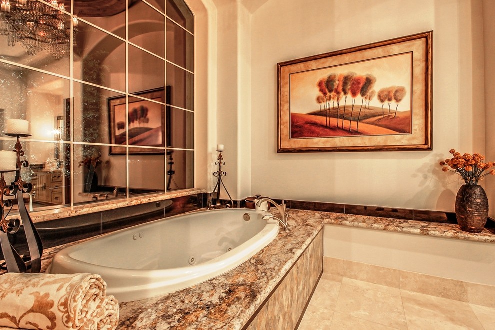 Idéer för stora amerikanska en-suite badrum, med ett undermonterad handfat, luckor med upphöjd panel, skåp i ljust trä, ett platsbyggt badkar, beige kakel, stenkakel, beige väggar och travertin golv