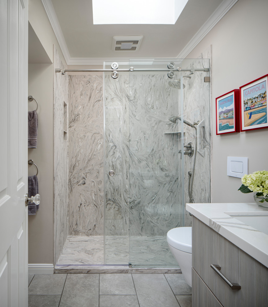 Пример оригинального дизайна: ванная комната среднего размера в современном стиле с плоскими фасадами, серыми фасадами, унитазом-моноблоком, серой плиткой, бежевыми стенами, полом из керамической плитки, врезной раковиной, столешницей из искусственного кварца, серым полом, душем с раздвижными дверями и белой столешницей