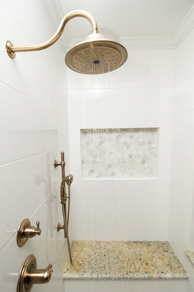 Cette photo montre une salle de bain principale chic de taille moyenne avec un placard avec porte à panneau encastré, des portes de placard blanches, une baignoire en alcôve, une douche à l'italienne, un carrelage blanc, des carreaux de porcelaine, un mur marron, un sol en carrelage de porcelaine, un lavabo encastré, un plan de toilette en granite, un sol beige et une cabine de douche à porte battante.