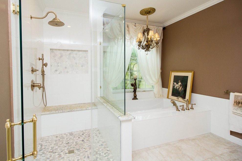 Idéer för ett mellanstort klassiskt en-suite badrum, med luckor med infälld panel, vita skåp, ett badkar i en alkov, en kantlös dusch, vit kakel, porslinskakel, bruna väggar, klinkergolv i porslin, ett undermonterad handfat, granitbänkskiva, beiget golv och dusch med gångjärnsdörr