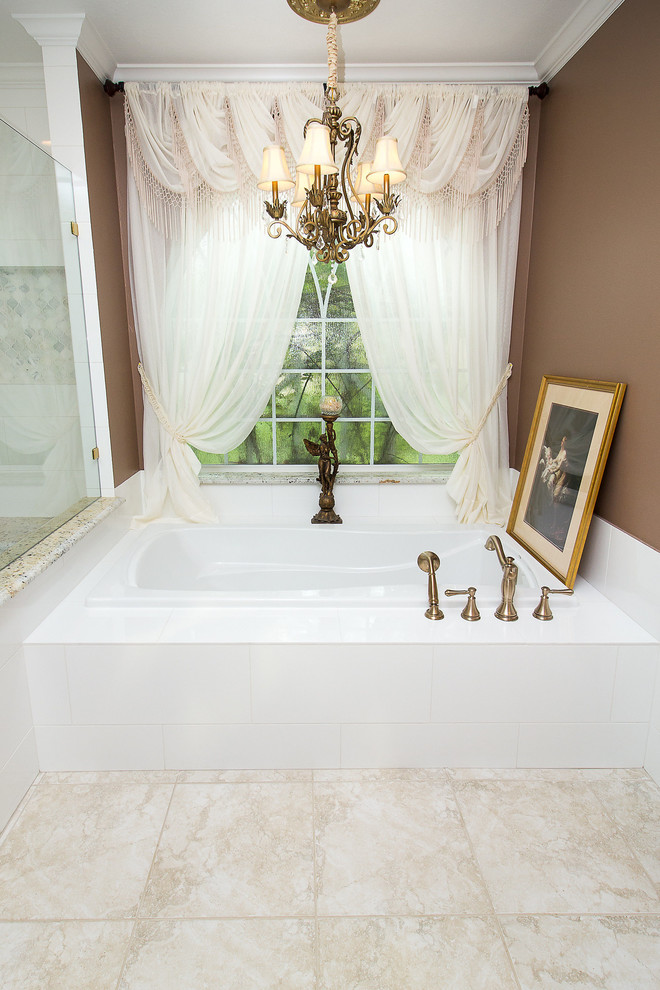 Idéer för ett mellanstort klassiskt en-suite badrum, med luckor med infälld panel, vita skåp, ett badkar i en alkov, en kantlös dusch, vit kakel, porslinskakel, bruna väggar, klinkergolv i porslin, ett undermonterad handfat, granitbänkskiva, beiget golv och dusch med gångjärnsdörr