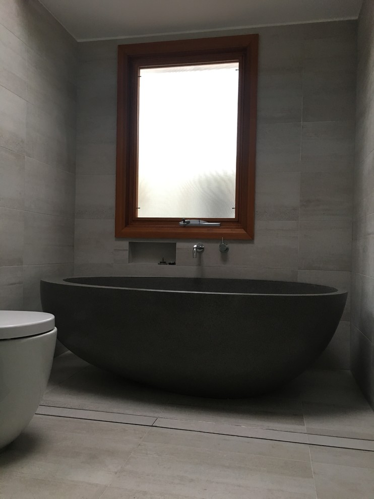 Bild på ett funkis en-suite badrum, med öppna hyllor, vita skåp, ett fristående badkar, en hörndusch, beige kakel, keramikplattor, ett fristående handfat och bänkskiva i kvartsit
