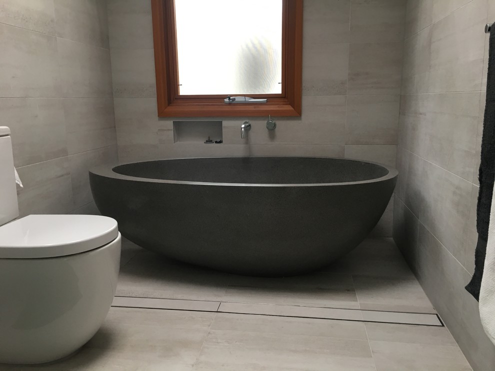 На фото: главная ванная комната в современном стиле с открытыми фасадами, белыми фасадами, отдельно стоящей ванной, угловым душем, бежевой плиткой, керамической плиткой, настольной раковиной и столешницей из кварцита